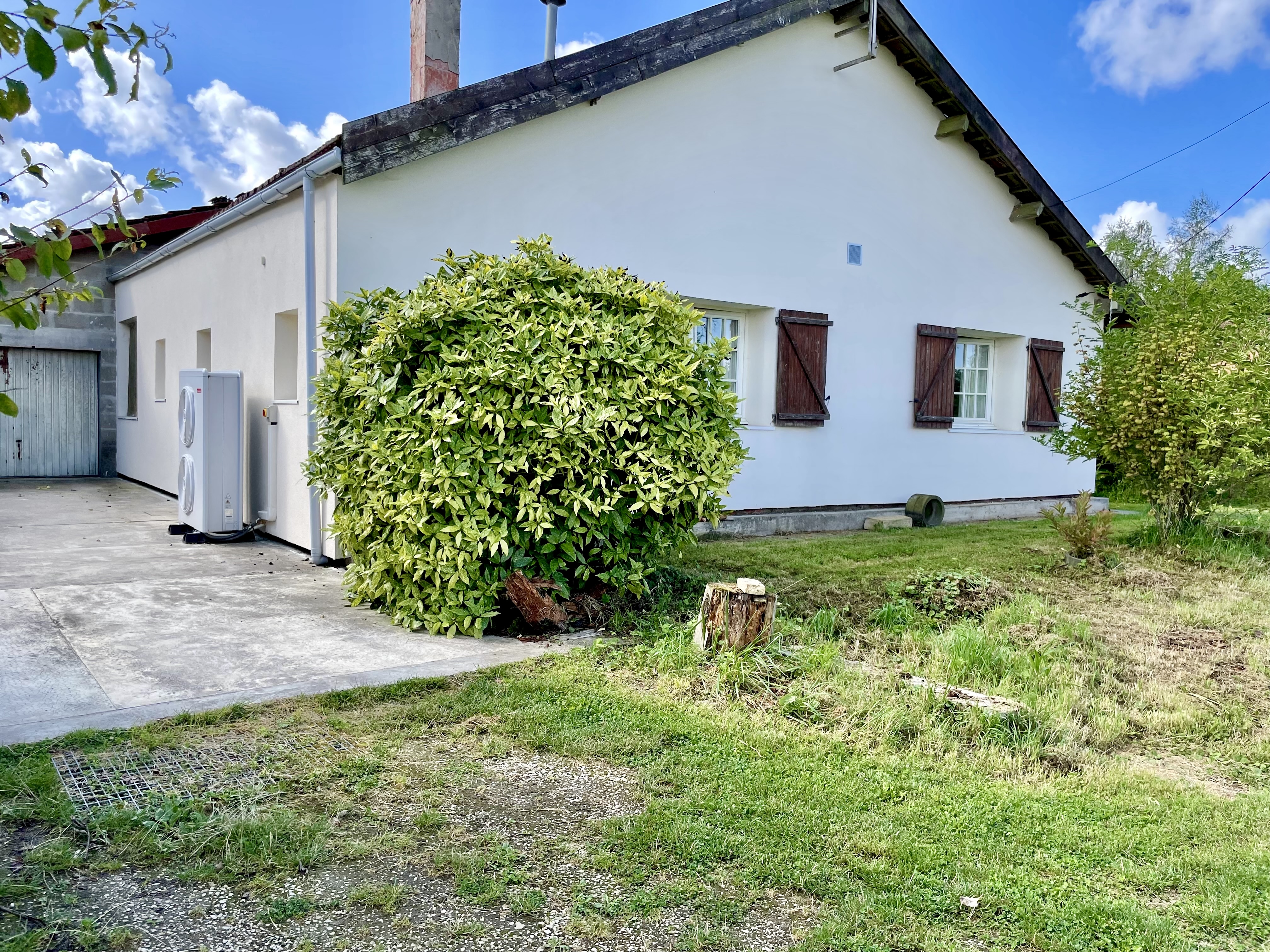 Maison Charmont - Vue garage et chemin
